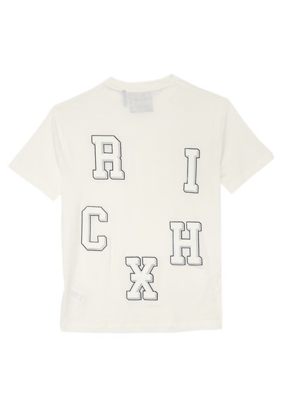 T-shirt bianco in cotone con lettere in grassetto di colore blu navy che formano le parole "RICH" e "X" disposte in modo asimmetrico sulla parte anteriore. Maniche corte.