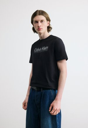 - T-shirt z nadrukiem