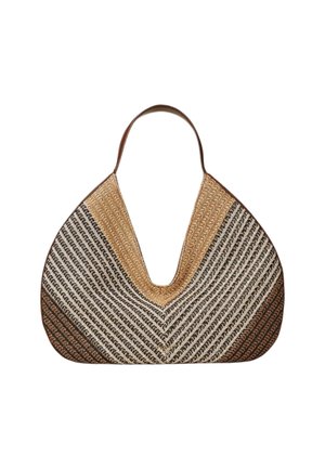 Borsa a mano intrecciata a forma triangolare con motivo a chevron marrone, beige e bianco e un'unica tracolla marrone.