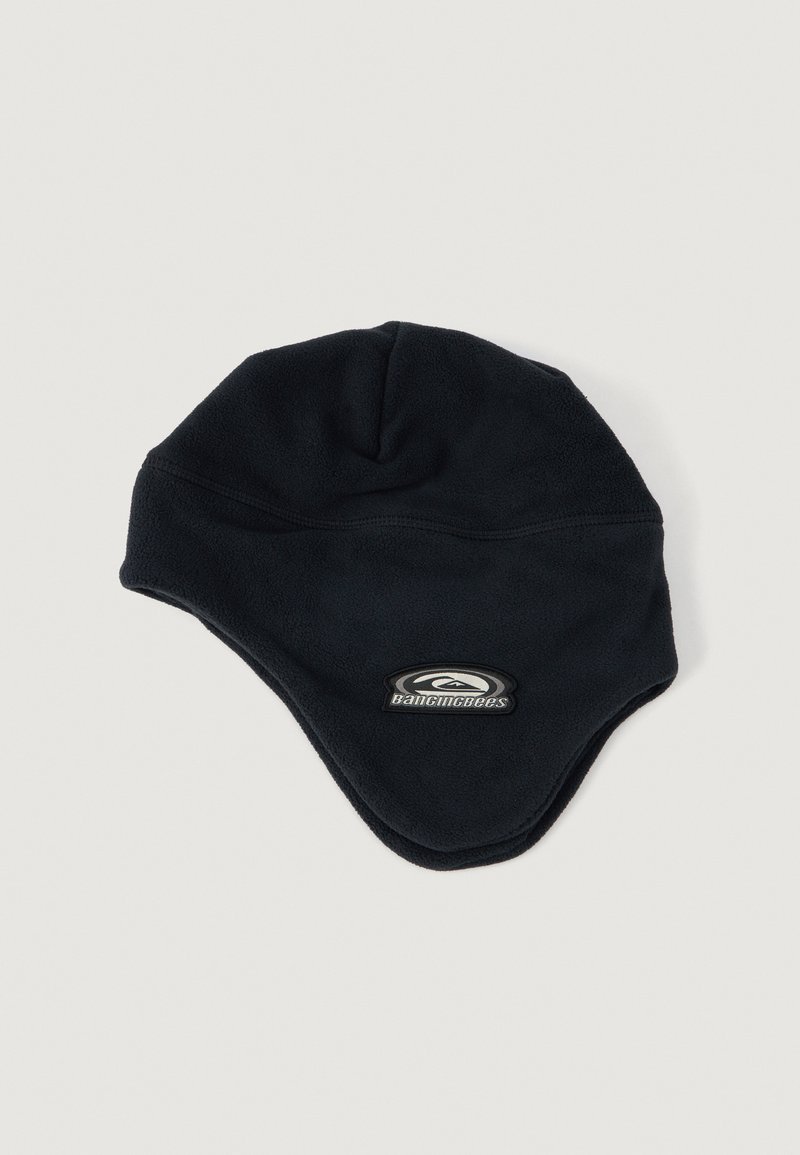Cappello di pile nero a forma triangolare, con una patch logo sul davanti. Texture morbida e design senza cuciture per il calore.
