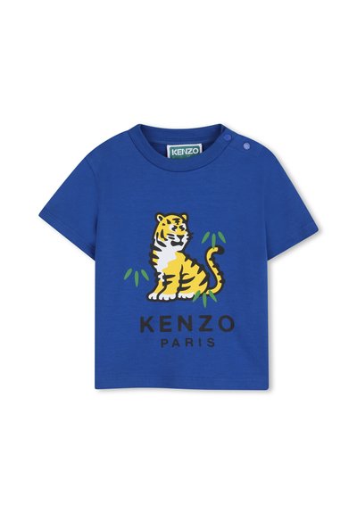T-shirt bleu à manches courtes pour tout-petit avec un tigre jaune assis parmi des feuilles vertes et le texte "KENZO PARIS" sous le graphique.