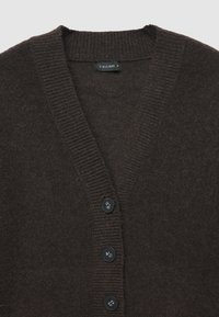 Brauner Cardigan aus weichem Material, mit V-Ausschnitt, geripptem Kragen und vier dunklen Knöpfen auf der Vorderseite.