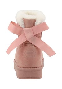 Roze suède enkellaars met fluffy witte voering, brede roze lintstrik aan de achterkant en een gestructureerde rubberen zool. Logo gestempeld op de zijkant.