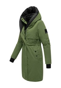 Groene pufferjas met een zwarte binnenkraag, ritssluiting aan de voorkant en twee zijzakken. Heeft een getailleerde taille en zwarte manchetten.