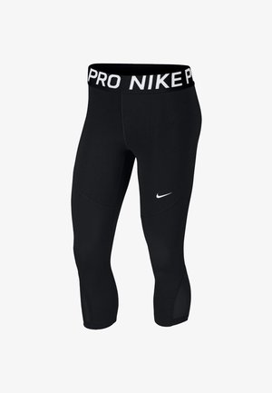 Leggings courts noirs Nike Pro avec logo blanc sur la cuisse et large ceinture présentant le texte blanc "NIKE PRO".