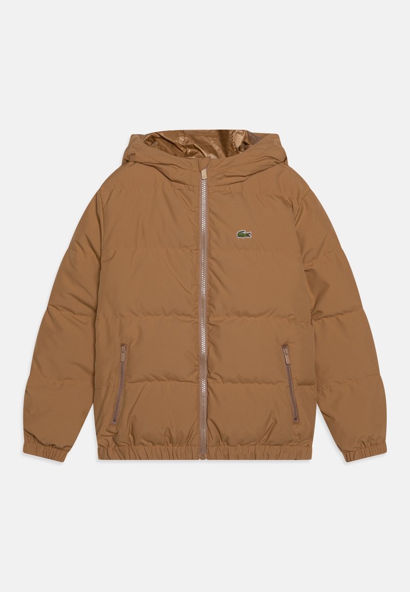 Veste matelassée à capuche marron avec fermeture éclair avant, deux poches zippées, poignets élastiques et petit logo crocodile vert sur la poitrine.
