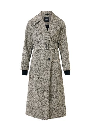 Abrigo de patrón de espiga con cintura ceñida, grandes solapas y bolsillos laterales; principalmente en blanco y negro, con mangas largas y puños de punto.