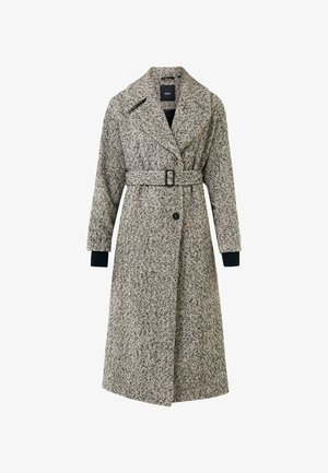 Płaszcz w wzór houndstooth z pasem w talii, dużymi klapami i bocznymi kieszeniami; głównie czarno-biały, z długimi rękawami zakończonymi dzianinowymi mankietami.