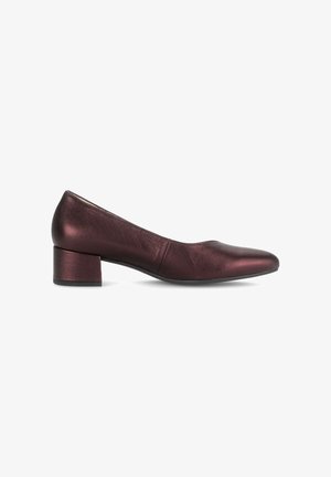 Escarpin en cuir bordeaux avec un bout rond, un petit talon carré et une texture lisse. Présente des coutures minimalistes et un design supérieur sans couture.