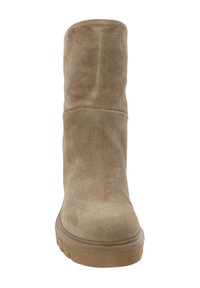 Stivale alla caviglia in suede beige con punta arrotondata e suola piatta in gomma testurizzata. Presenta un design elegante con dettagli minimi.