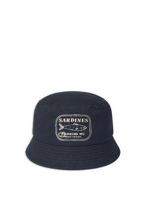 Kapa u tamnoplavoj boji s bijelom grafikom konzerve sardina s ilustracijom ribe i natpisom "SARDINES" sprijeda.