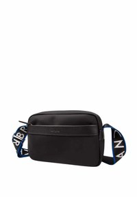 Bolso negro rectangular tipo bandolera, material de cuero suave, cierre frontal con cremallera, presenta una correa de marca en contraste azul y negro.