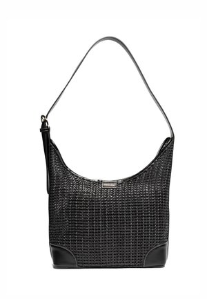 Borsa intrecciata nera con una singola tracolla, dettagli in pelle agli angoli e una piccola targhetta metallica rettangolare con il marchio sulla parte anteriore.