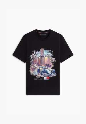 Fekete póló színes Miami városképpel, versenyautóval, pálmafákkal és a "2026. május 1-3." felirattal, Cadillac és Tommy Hilfiger logókkal.