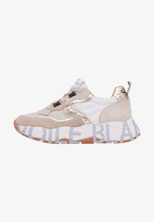 Sneaker beige e bianca con dettagli metallici dorati, materiali in rete e suede, un tacco spesso e una scritta audace "VOILE BLANCHE" sulla suola.