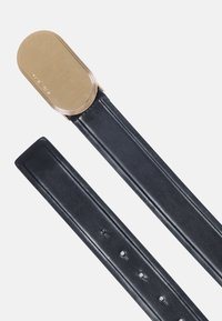 Ceinture en cuir noir avec une boucle ovale en or poli. La boucle présente un subtil motif gravé. La ceinture dispose de plusieurs trous d'ajustement.