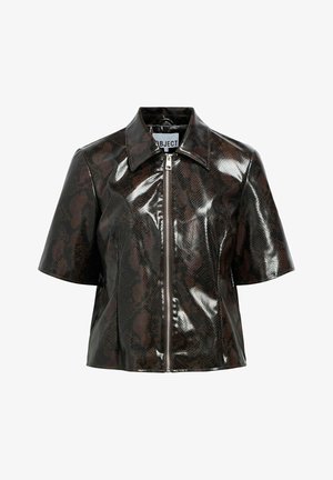 Chaqueta de cuero sintético de imitación de serpiente negra, con un corte cropped, mangas cortas y cierre delantero. Presenta un cuello clásico y una textura brillante.