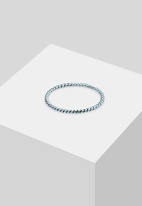 Twistet sølv metalring med en glat, blank overflade, der har en cirkulær form og en ensartet tekstur hele vejen igennem.