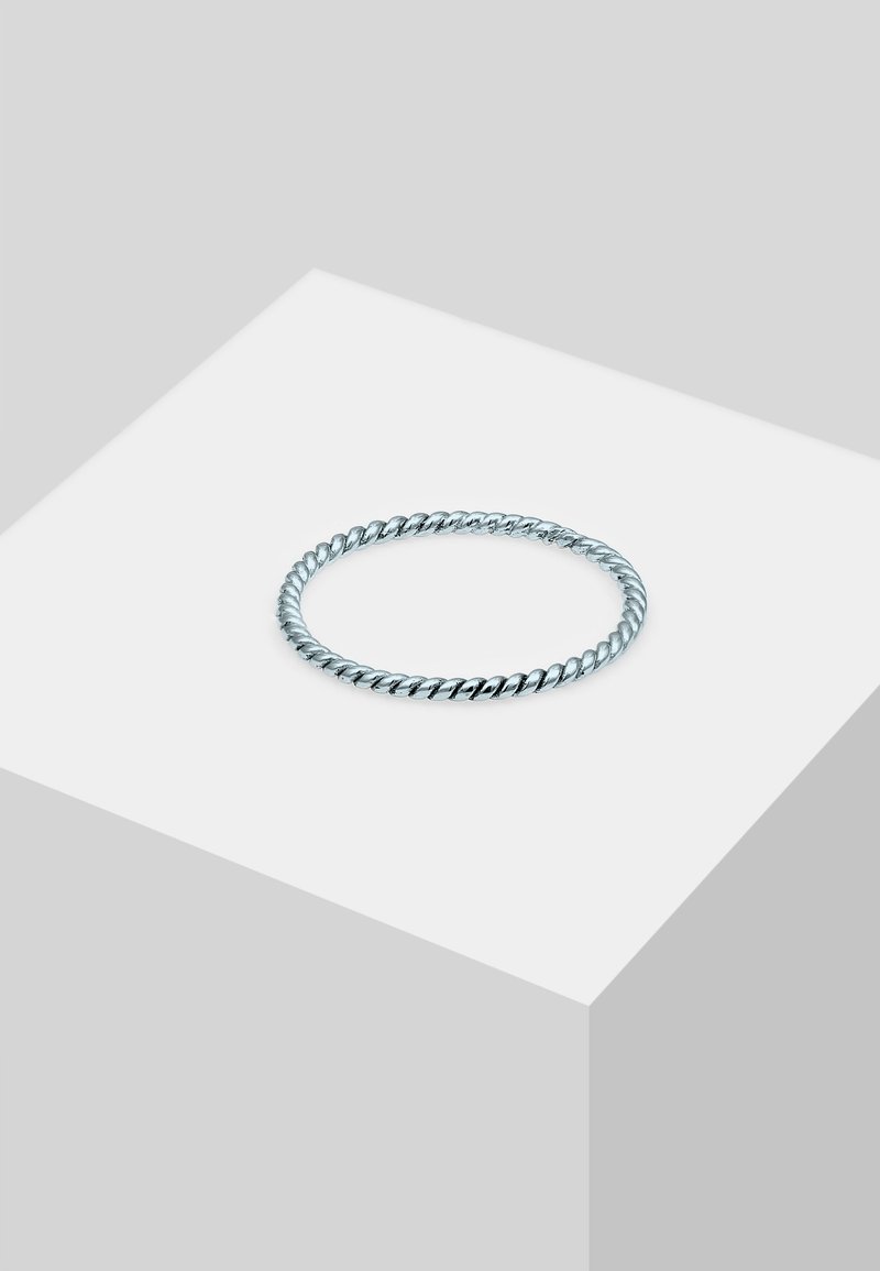 Twistet sølv metalring med en glat, blank overflade, der har en cirkulær form og en ensartet tekstur hele vejen igennem.