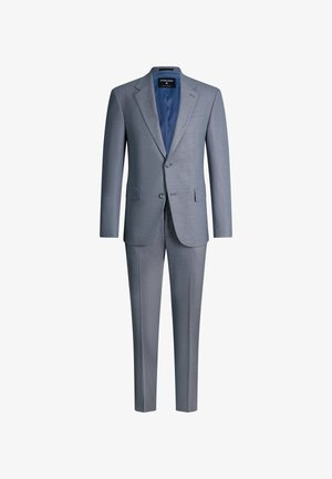 Hellgrauer Herrenanzug mit zwei Knöpfen, aufgesetzten Revers, Pattentaschen und passenden Hosen, auf weißem Hintergrund präsentiert.