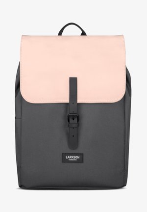 Rucsac din țesătură gri cu un capac din piele de culoare roz deschis, închidere cu curea neagră și etichetă LARKSON în partea din față de jos. Texturi fine, design minimalist.