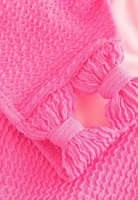 Niewybrane, pink bow cut out