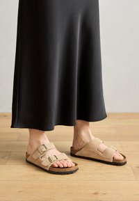 ARIZONA LEVE SANDCASTLE NARROW - Sandals - sandcastle