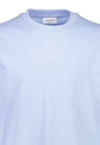 Jasnoniebieski, oversize T-shirt wykonany z miękkiej bawełny, z klasycznym okrągłym dekoltem i minimalną fakturą, z metką oznaczoną "LINDENBERGH".