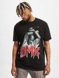 Czarny bawełniany t-shirt z dużą monochromatyczną grafiką mężczyzny trzymającego mikrofon, z napisem "DMX" w wyraźnych czerwonych literach na dole.