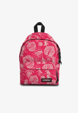 Sac à dos rose avec un motif floral, comportant une poignée supérieure, des bretelles réglables et une poche zippée à l'avant. Le matériau semble texturé.