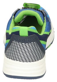 Blauer und grüner Sportschuh mit Netzdetails, robuster weißer Sohle und einem kreisförmigen Befestigungsmechanismus an der Ferse für eine einfache Anpassung.