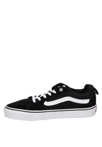 Sneaker basse in suede nero con lacci bianchi, striscia laterale bianca e suola in gomma con accenti bianchi e neri.
