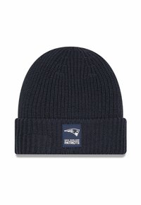 Strickmütze in tiefnavy, mit umgeschlagenem Saum und einem rechteckigen Patch mit dem Logo der New England Patriots in Weiß und Blau.