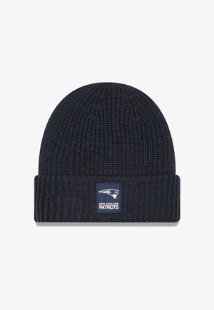 Strickmütze in tiefnavy, mit umgeschlagenem Saum und einem rechteckigen Patch mit dem Logo der New England Patriots in Weiß und Blau.