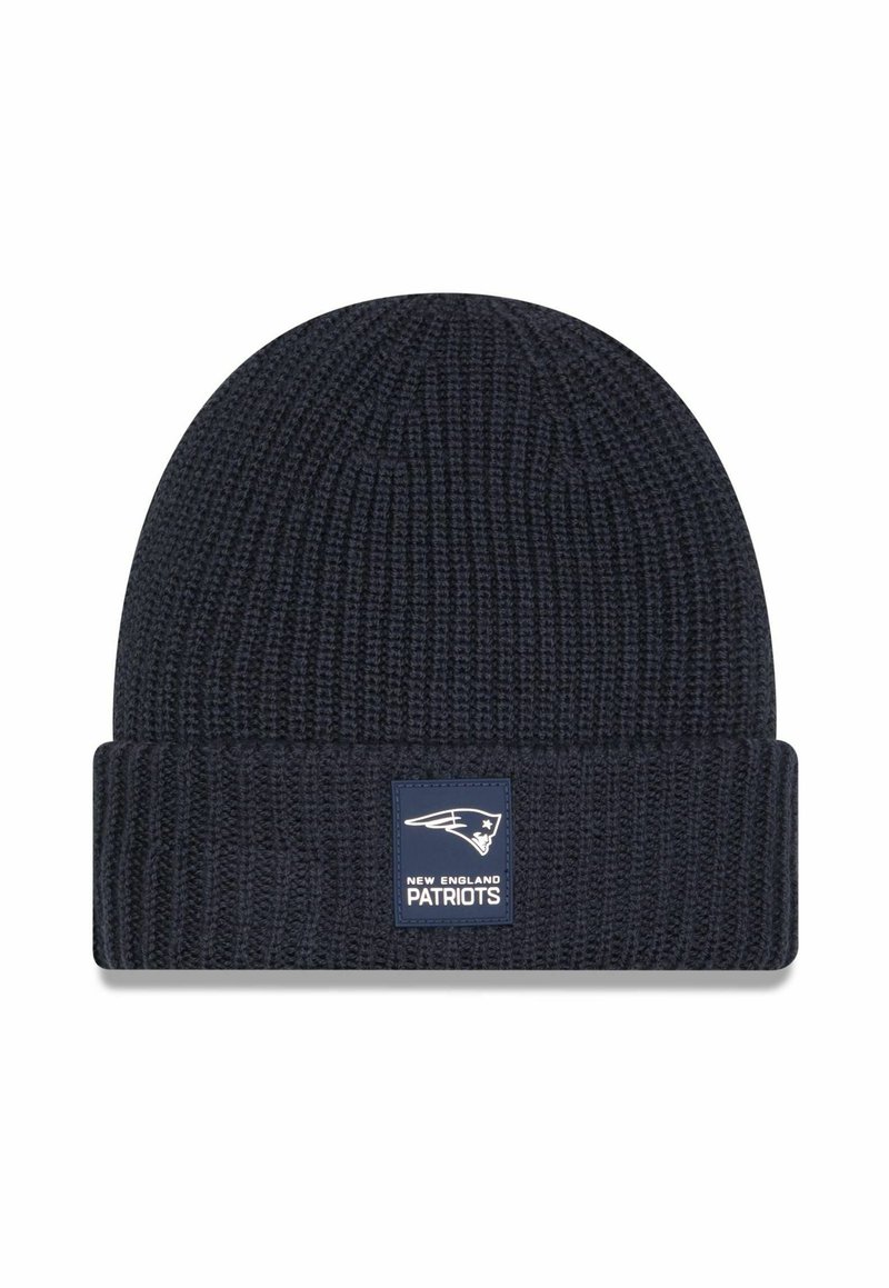 Strickmütze in tiefnavy, mit umgeschlagenem Saum und einem rechteckigen Patch mit dem Logo der New England Patriots in Weiß und Blau.