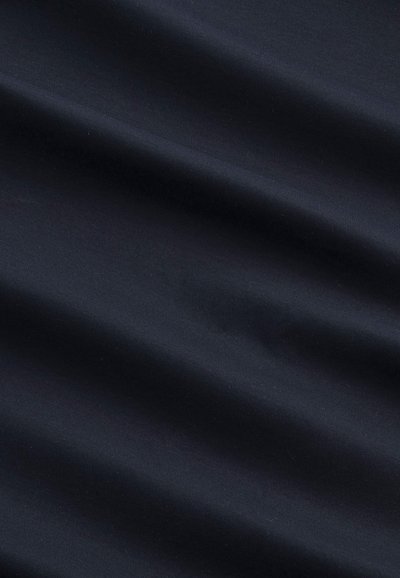 Ciemnoniebieska tkanina o gładkiej fakturze, z miękkimi fałdami i subtelnym połyskiem, idealna do różnych zastosowań tekstylnych.