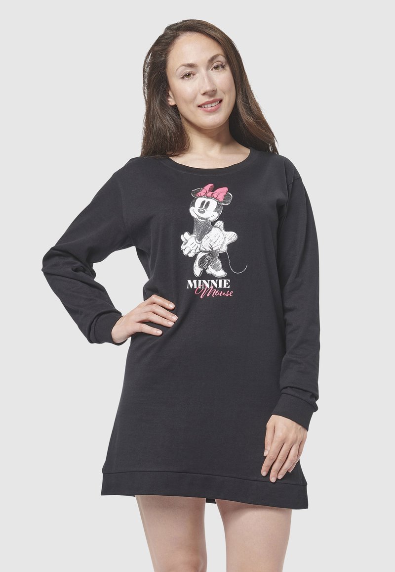 Donna che indossa un abito nero a maniche lunghe con una grafica di Minnie Mouse con un fiocco rosa e la scritta "Minnie Mouse" sul davanti.