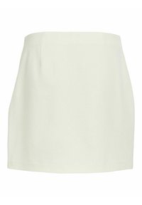 Mini falda blanca hecha de una tela suave, que presenta un diseño limpio sin detalles visibles, costuras ni cierres.