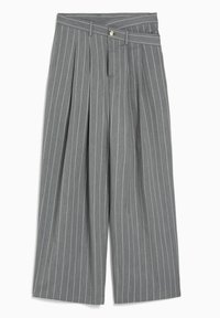 Grijze wijde broek met witte verticale streepjes, geplooid voorpand, riemlussen en een knoopsluiting.