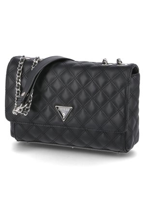 Czarna pikowana skórzana torebka Guess z srebrnym łańcuszkiem oraz trójkątnym metalowym logo na przedniej klapce.