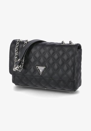 Musta tikattu nahkainen Guess-laukku hopeaketjuhihnalla ja kolmionmuotoisella metallilogolla etukannessa.