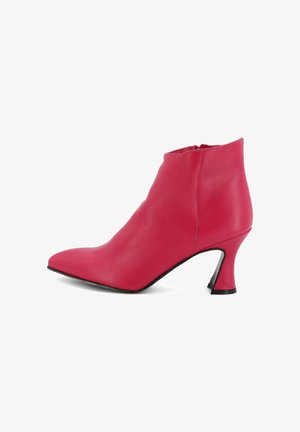 Stivaletto alla caviglia in pelle rosa con punta affilata, tacco sottile nero e chiusura con zip sul retro. Texture liscia e design elegante.