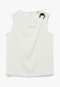 Biały top bez rękawów z dekoltem w kształcie litery V, z tkaniną ułożoną w fałdy i okrągłym metalowym akcentem na ramieniu. Gładka tekstura.