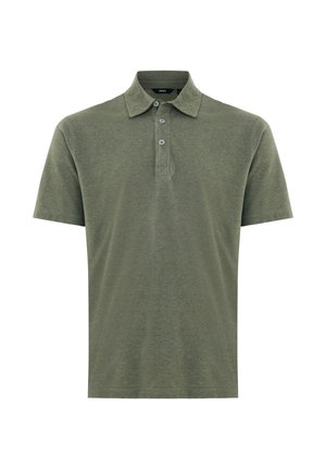 Olivegrünes Poloshirt mit kurzen Ärmeln, drei Knöpfen und umgeschlagenem Kragen, dargestellt vor weißem Hintergrund.