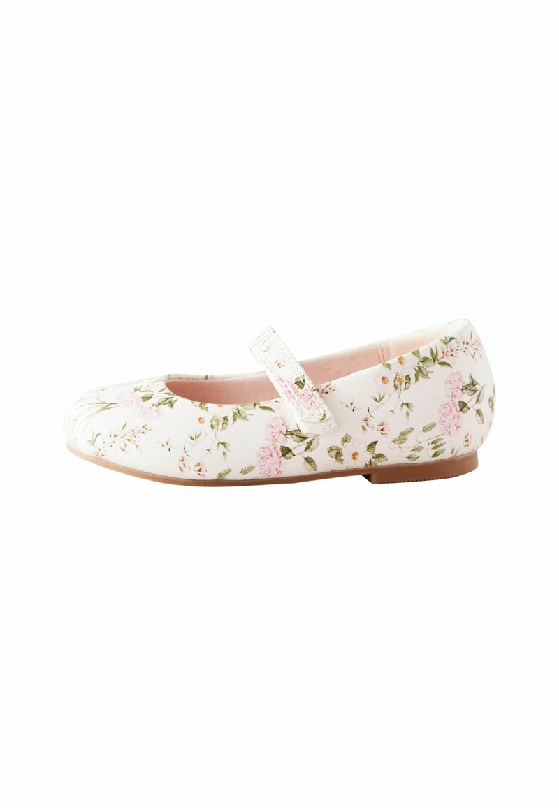 Scarpa Mary Jane floreale su sfondo bianco, con motivi di fiori rosa e verdi, punta tonda e cinturino con chiusura a strappo.