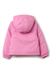 Chaqueta aislante rosa con capucha, puños elásticos y una textura suave. Presenta un diseño simple y minimalista sin hardware visible.