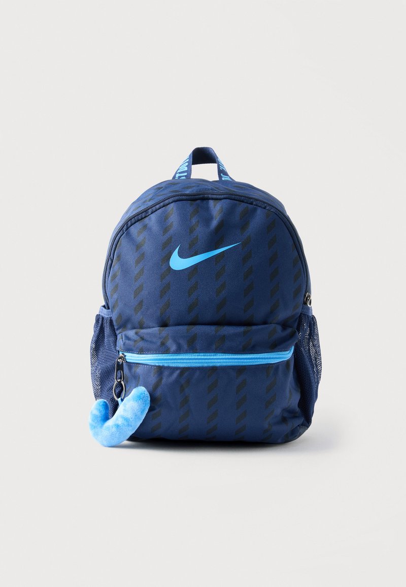 Μπλε σακίδιο Nike με μαύρες διαγώνιες ρίγες, ανοιχτό μπλε λογότυπο και φερμουάρ, δίχτυα στα πλαϊνά τσέπες και ένα μαλακό μπλε μπρελόκ προσαρτημένο στην μπροστινή τσέπη.