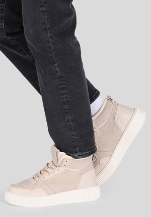 Beige høj-top sneakers lavet af en blanding af suede og tekstureret læder, med en tekstureret sål, snørebåndslukning og subtile branding accenter.