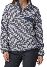Fleece-pullover i krämfärg med blå geometrisk mönstring, med en knappstängd krage och en marinblå bröstficka med logotypdetalj.