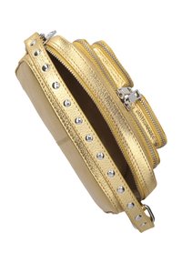 Gouden nepleer tas met drie ritscompartimenten, studdetails op de schouderband en een soepele textuurafwerking.